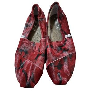 TOM’S for Neiman Marcus Men’s Red and Black Calf Hair Camouflage Slip On Shoes 8